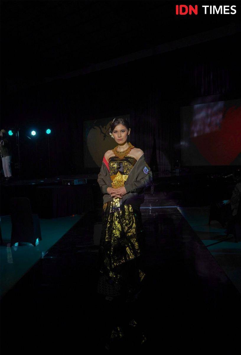 Busana bertema militer yang ditampilkan dalam Pagelaran Fashion Show Kadet 1947. 19 November 2021. (IDN Times/Rindi Salsabilla)
