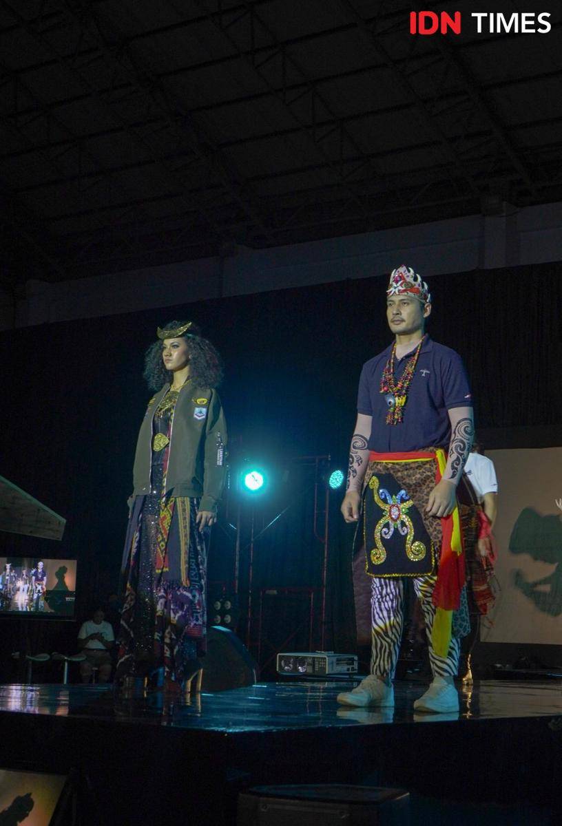 Busana bertema militer yang ditampilkan dalam Pagelaran Fashion Show Kadet 1947. 19 November 2021. (IDN Times/Rindi Salsabilla)