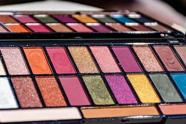 Eye shadows (pixabay.com/Ri_Ya)