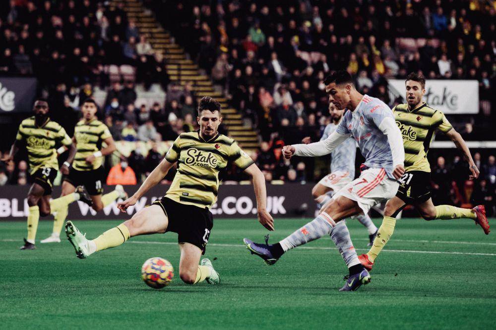 Cristiano Ronaldo, penyerang Manchester United, menyepak bola melewati pemain Watford pada pekan ke-12 Premier League. (twitter.com/ManUtd_ID)