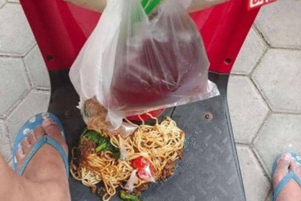 10 Potret Apes Waktu Mau Makan Mi Ayam Ini Ngenes Banget, Gagal Nikmat