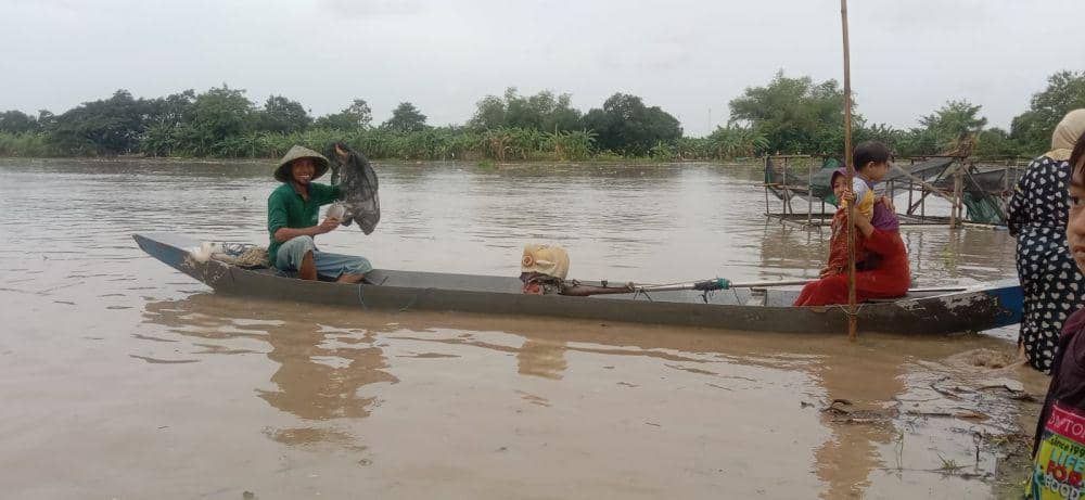 Setahun Sekali, Serunya Berburu Ikan "Mabuk" di Sungai Bengawan Solo