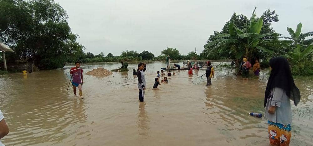 Warga Kabupaten Lamongan berburu ikan "mabuk" di Sungai Bengawan Solo. IDN Times/Imron