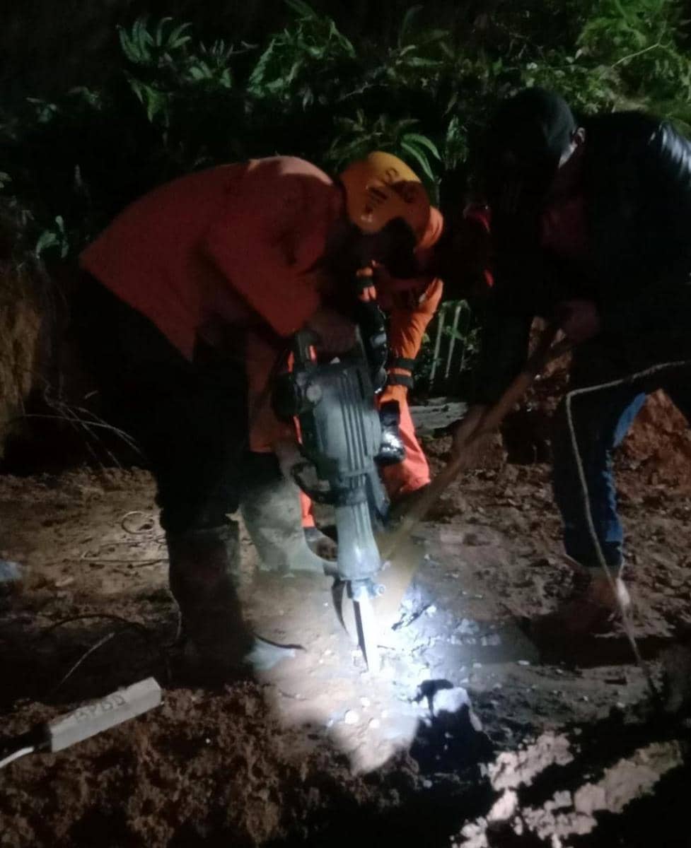 Alat power show dipakai untuk mencacah beton yang menimpa rumah Partini di Desa Pagentan Banjarnegara. (Dok Relawan SAR Wonosobo)