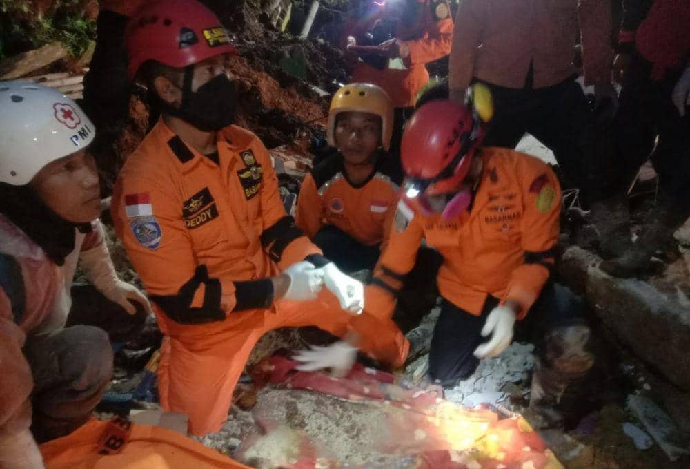 Relawan SAR menemukan satu baju korban yang tertimpa longsor di Desa Pagentan Banjarnegara. (Dok Relawan SAR Wonosobo)