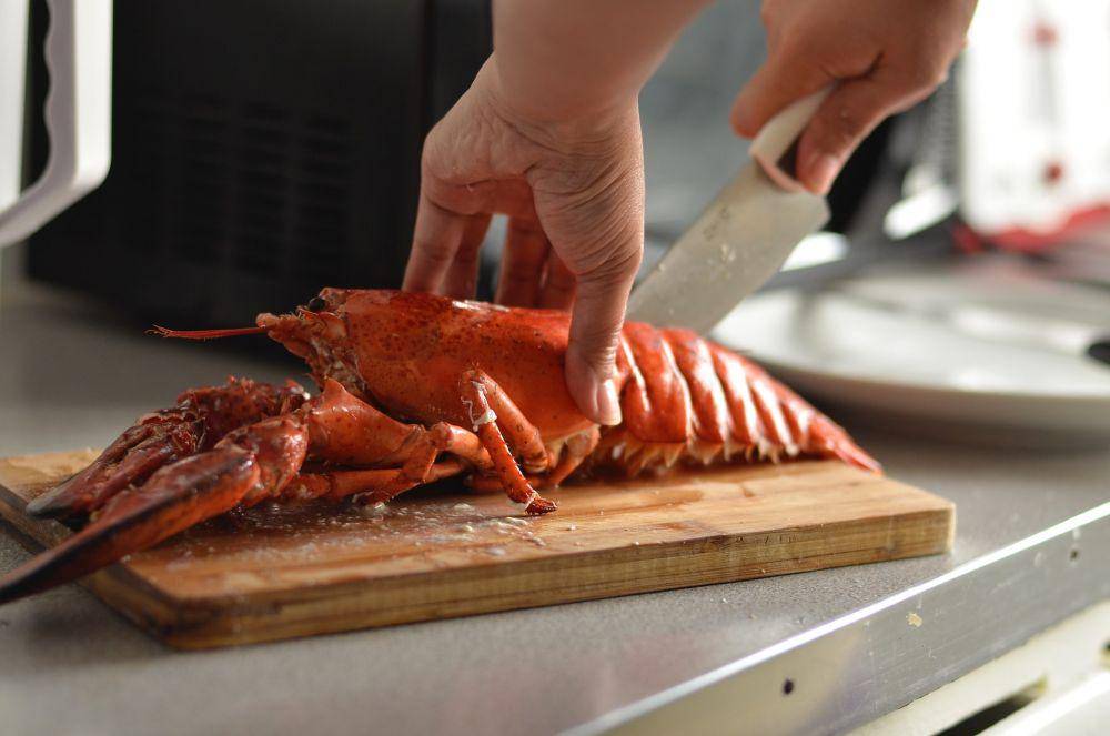 ilustrasi membelah lobster (Unsplash.com/Joy Real)