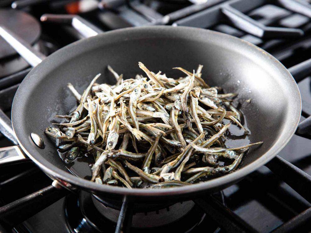 menggoreng ikan teri (seriouseats.com)