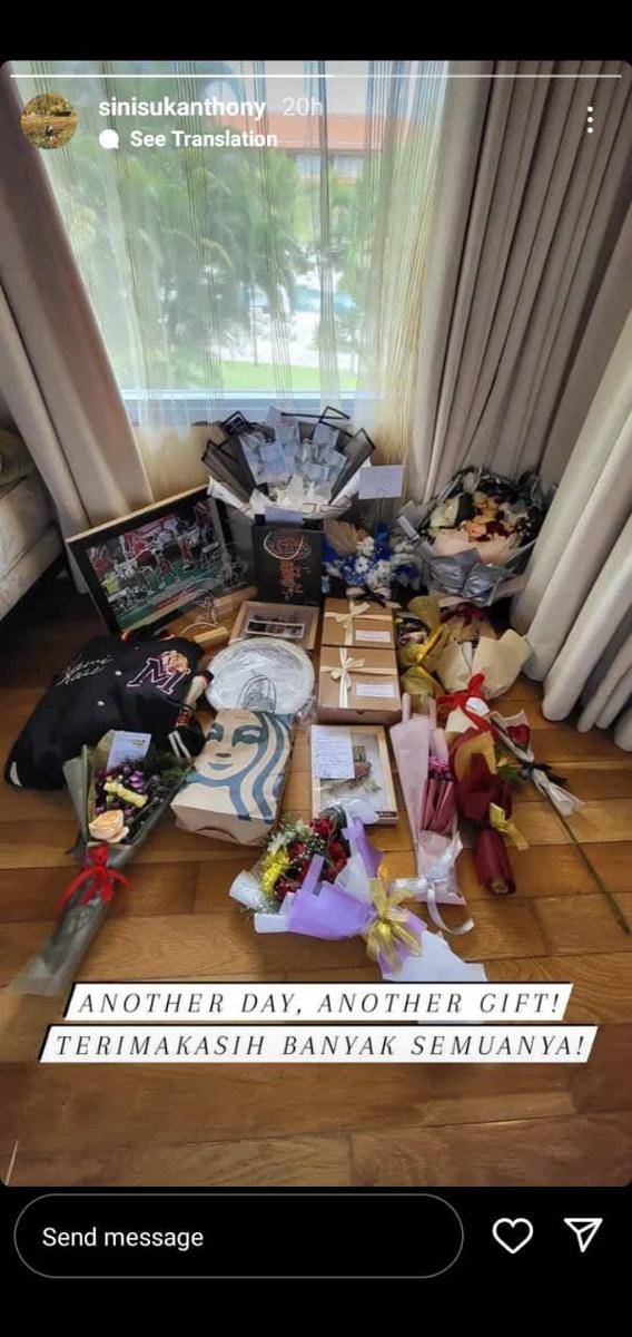 Anthony Ginting menerima hadiah dari fans Indonesia selama IBF 2021. (instagram.com/sinisukanthony)