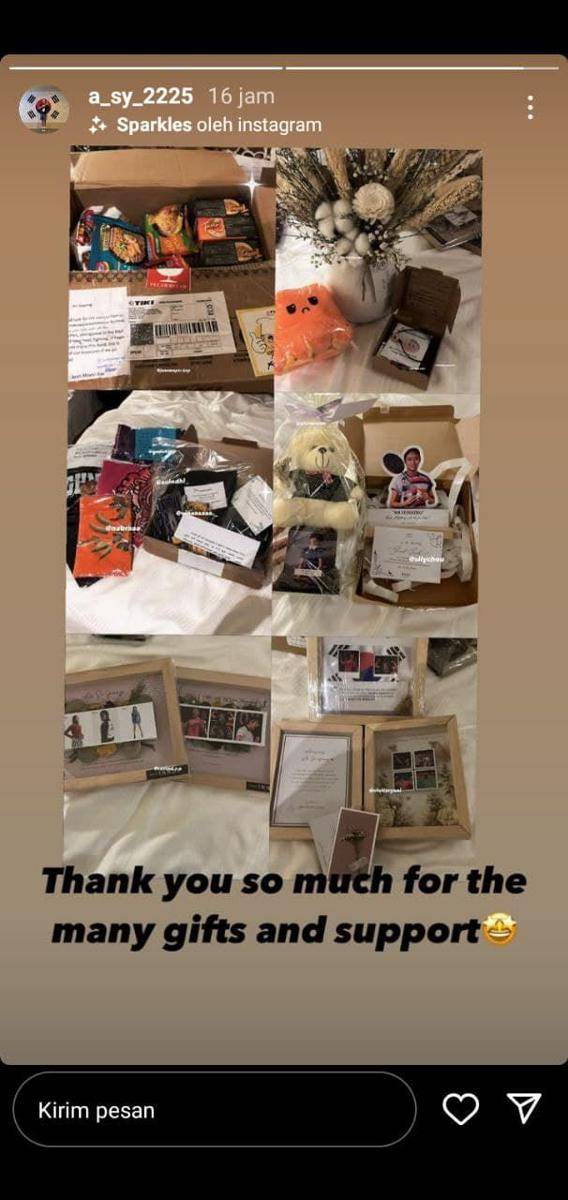 An Se-young menerima hadiah dari fans Indonesia selama IBF 2021. (instagram.com/a_sy_2225)