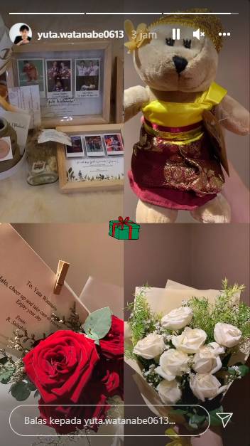 Yuta Watanabe menerima hadiah dari fans Indonesia di Bali. (instagram.com/yuta.watanabe0613)