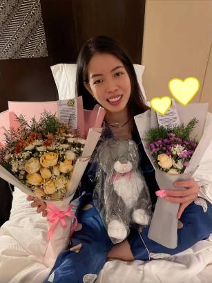 Shevon Jemie Lai menerima hadiah dari fans selama IBF 2021. (instagram.com/shevonlai)