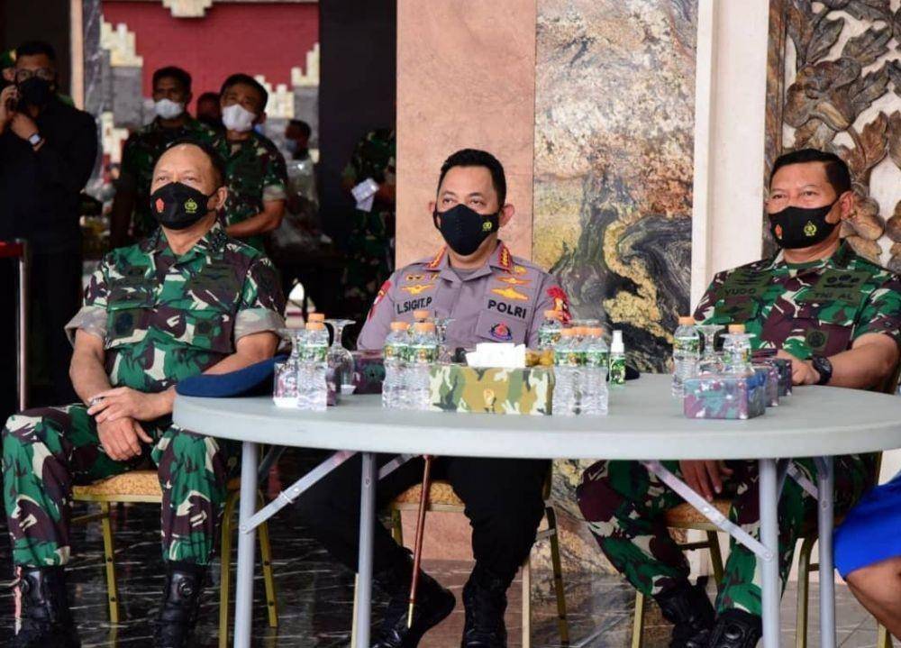KSAU Marsekal Fadjar Prasetyo, KSAL Laksamana Yudo Margono dan Kapolri Jenderal Listyo Sigit Prabowo ketika hadir dalam sertijab dari Panglima TNI ke Dudung Abdurachman (www.instagram.com/@militer.udara)