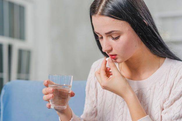 ilustrasi mengonsumsi valganciclovir (freepik.com/freepik)