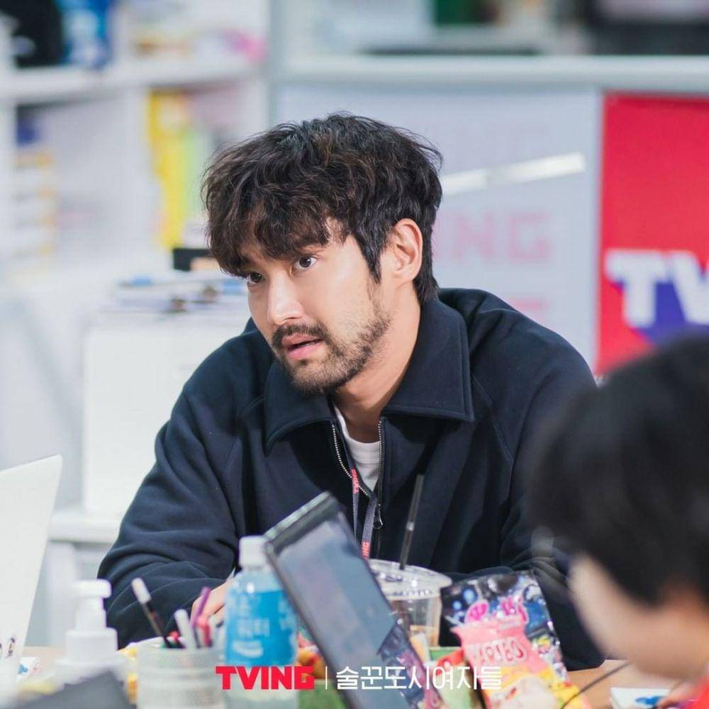 Siwon Super Junior di drama Work Later, Drink Now (instagram.com/tving.official)