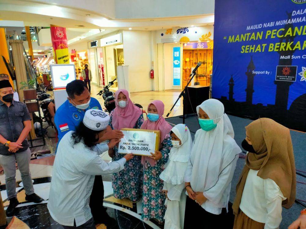 Pemberian santunan kepada anak yatim dalam acara mantan pencandu narkoba bersholawat. Dok. Istimewa.