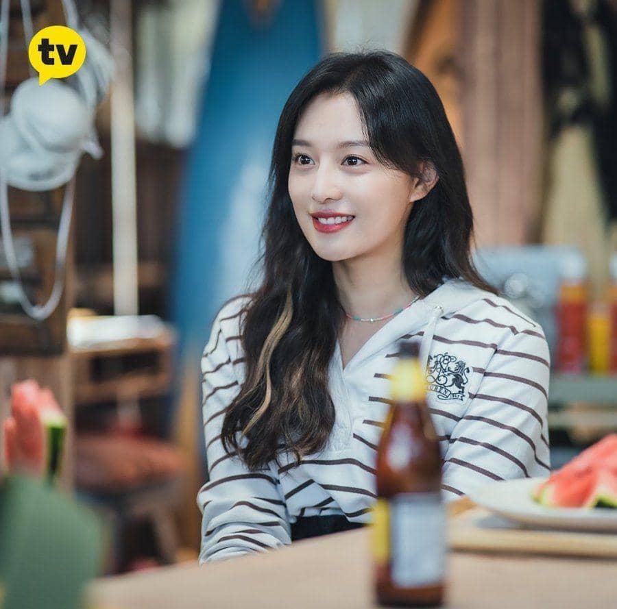 Kim Ji Won sebagai Lee Eun Oh di Lovestruck in The City (dok. Kakao TV/Lovestruck in The City)