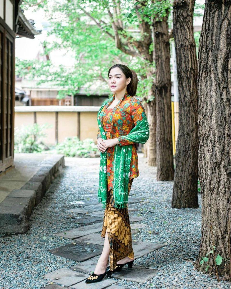 Vicky Shu kenakan sanggul Ukel Tekuk. (instagram.com/vickyshu/)