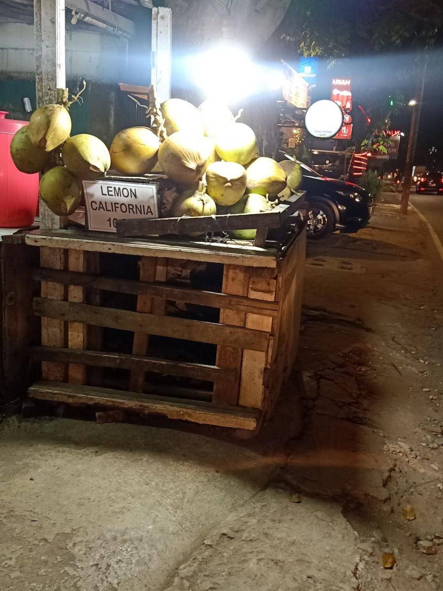 spanduk unik penjual es kelapa muda (twitter.com/nocontextwarung)