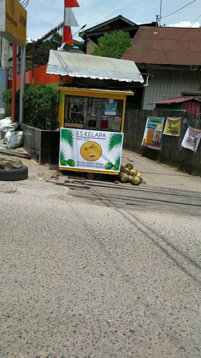 spanduk unik penjual es kelapa muda (twitter.com/nocontextwarung)