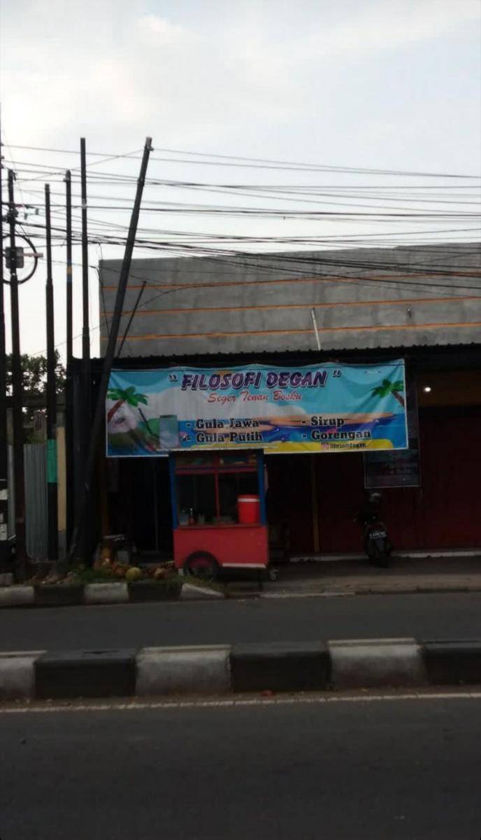 spanduk unik penjual es kelapa muda (twitter.com/nocontextwarung)