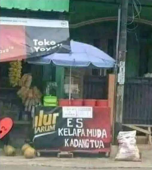 spanduk unik penjual es kelapa muda (twitter.com/badrvn_)