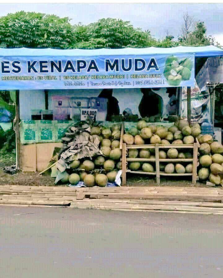 spanduk unik penjual es kelapa muda (twitter.com/RFNco_)