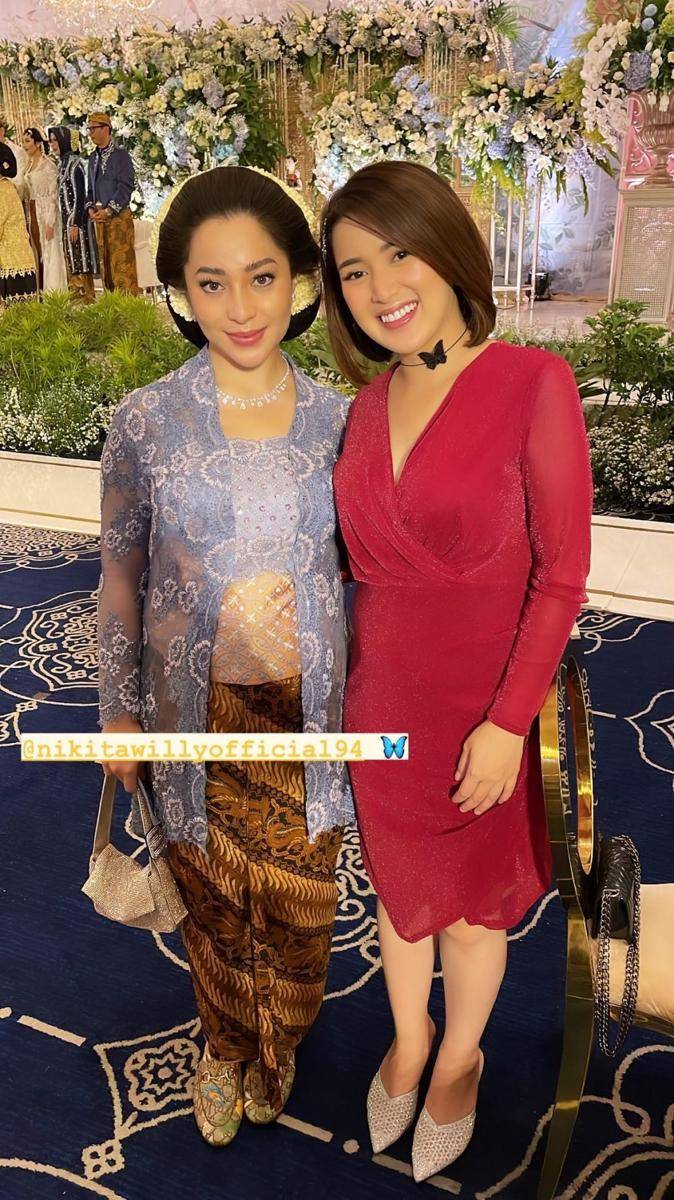 Rosiana Dewi dalam resepsi Winona Willy (instagram.com/rsn.dw)