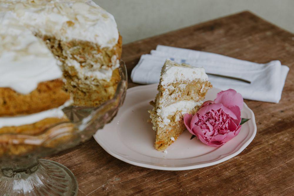 Potongan kue yang disajikan di atas meja. (unsplash.com/alisaanton)