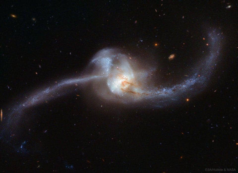 NGC 2623 (apod.nasa.gov/ESA/Hubble dan NASA)