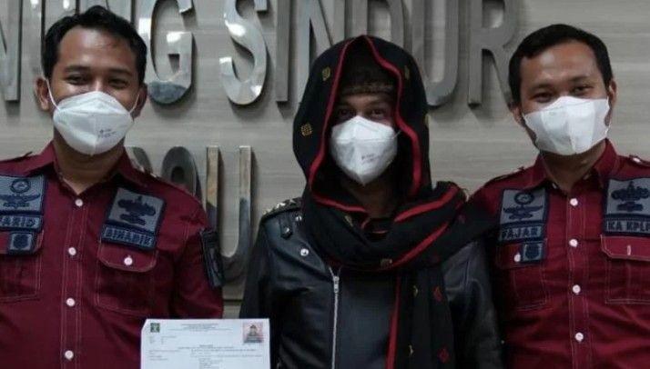Residivis kasus tindak penganiayaan Habib Bahar bin Smith (tengah) bebas murni pada Minggu, 21 November 2021 (ANTARA FOTO/Ditjen PAS Kemenkum HAM)