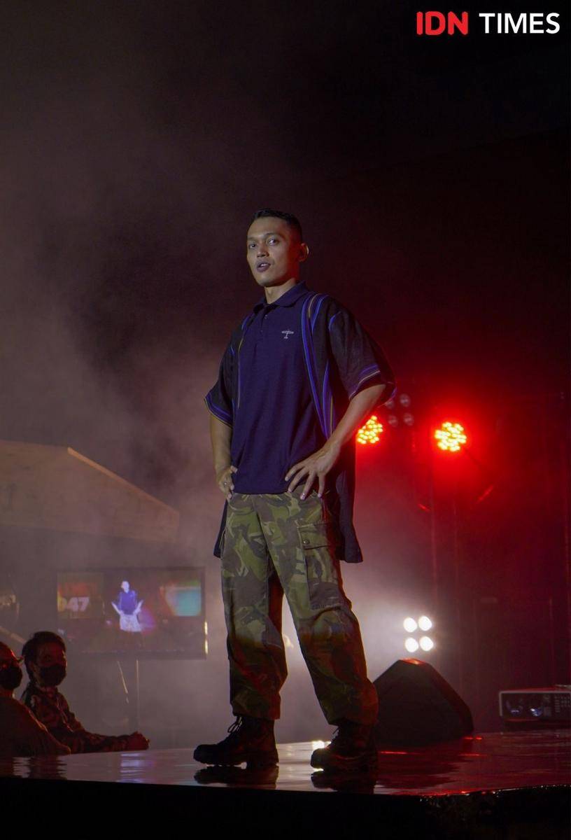 Busana bertema militer yang ditampilkan dalam Pagelaran Fashion Show Kadet 1947. 19 November 2021. (IDN Times/Rindi Salsabilla)