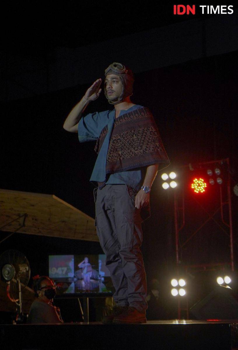 Busana bertema militer yang ditampilkan dalam Pagelaran Fashion Show Kadet 1947. 19 November 2021. (IDN Times/Rindi Salsabilla)