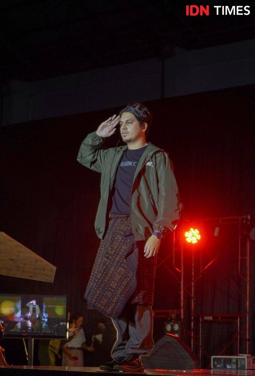 Busana bertema militer yang ditampilkan dalam Pagelaran Fashion Show Kadet 1947. 19 November 2021. (IDN Times/Rindi Salsabilla)