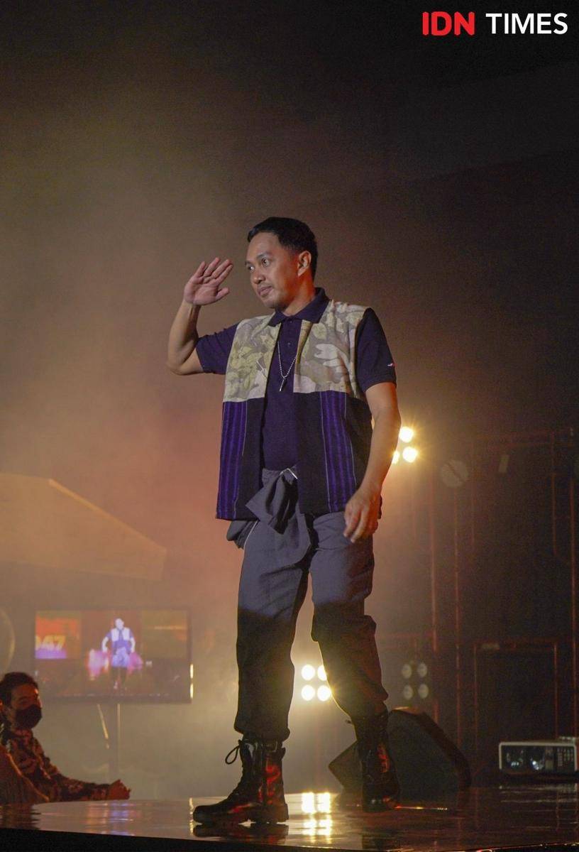 Busana bertema militer yang ditampilkan dalam Pagelaran Fashion Show Kadet 1947. 19 November 2021. (IDN Times/Rindi Salsabilla)