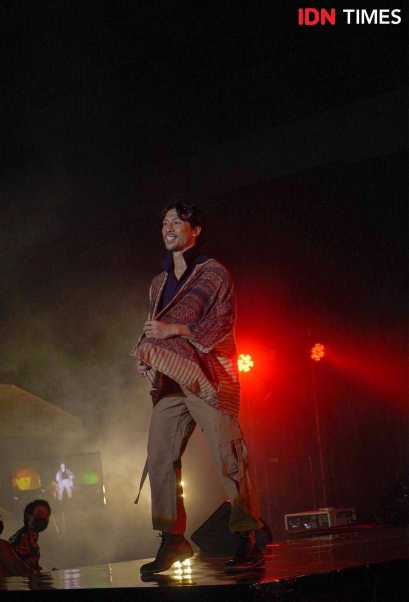 Busana bertema militer yang ditampilkan dalam Pagelaran Fashion Show Kadet 1947. 19 November 2021. (IDN Times/Rindi Salsabilla)