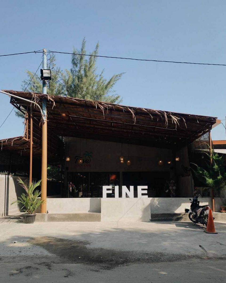 fine beach cafe (instagram.com/explore.ngopi)
