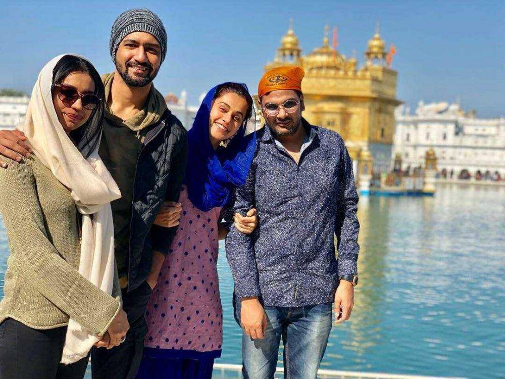 potret Vicky Kaushal dan rekan artis (instagram.com/taapsee)