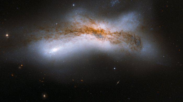 potret NGC 520 (esahubble.org)