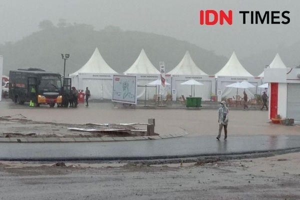 Hujan deras mengguyur sirkuit Pertamina Mandalika di Lombok, Nusa Tenggara Barat (NTB) pada Sabtu, 20 November 2021 (IDN Times/Ahmad Viqi)