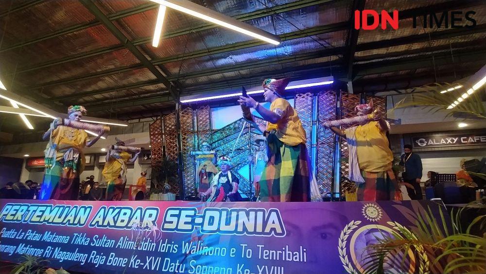 Bissu dan Tarung Sarung Meriahkan Pertemuan Keturunan Raja Bone ke-XVI