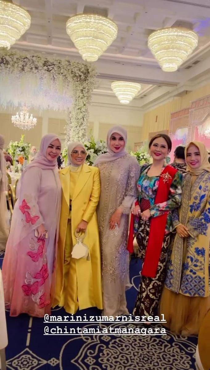 Marini Zumarnis dan Chintami Atmanegara di resepsi Winona Willy (instagram.com/drgdevya)