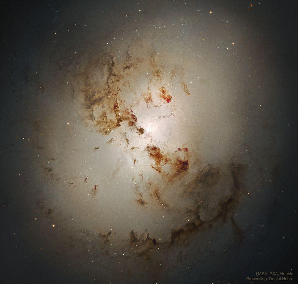 potret NGC 1316 (apod.nasa.gov/NASA, ESA, Hubble)