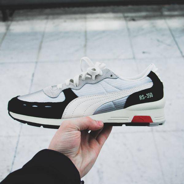 Ilustrasi sepatu Puma (unsplash/Justin Chrn)