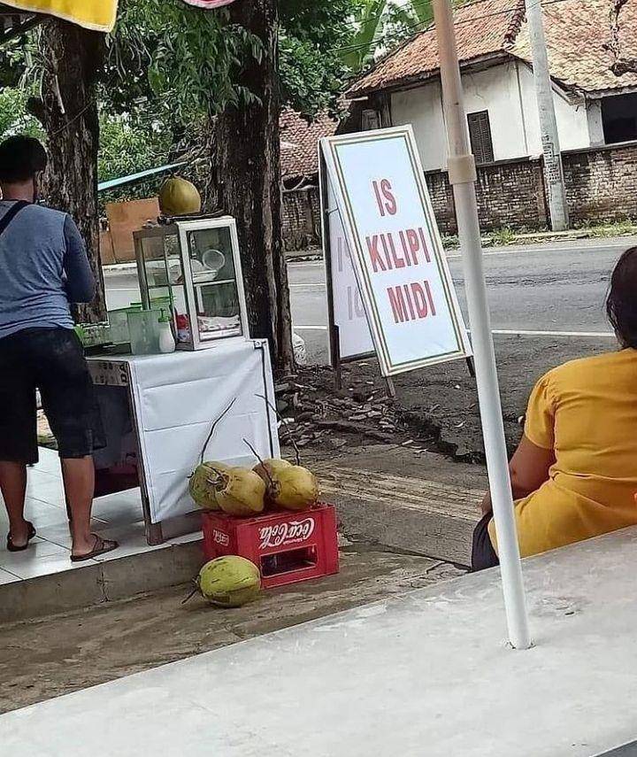 spanduk unik penjual es kelapa muda (instagram.com/awreceh.id)