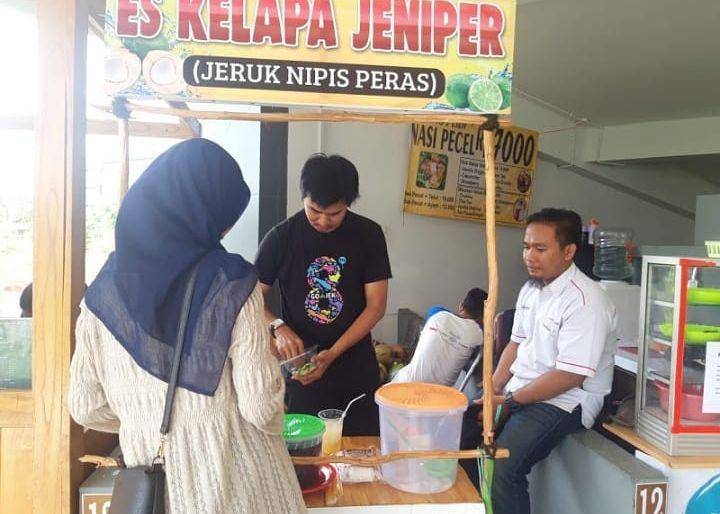 spanduk unik penjual es kelapa muda (instagram.com/sejiwatinja)