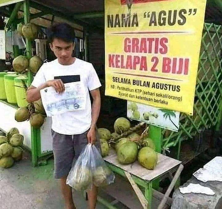 spanduk unik penjual es kelapa muda (instagram.com/kumpulan.meme.id)