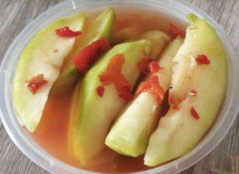 ilustrasi asinan kedondong (yummy.co.id/Aisah)