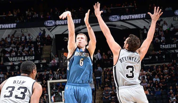 Robbie Hummel membela Minnesota Timberwolves pada 2013—2015. (nba.com)
