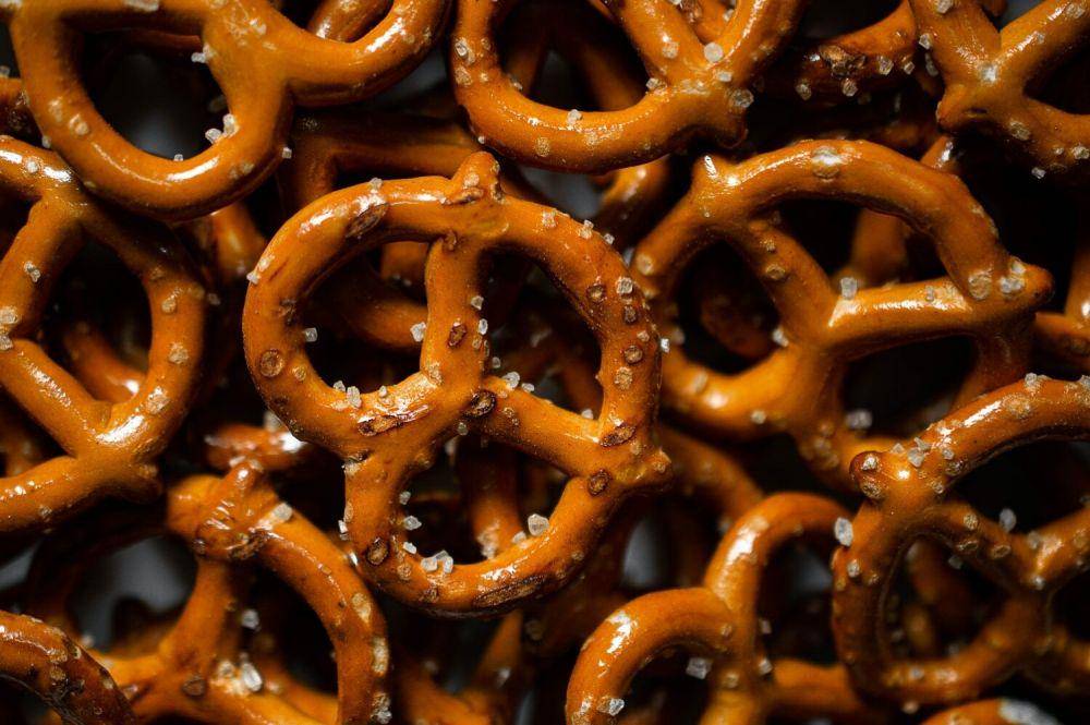 ilustrasi pretzel gula kayu manis (unsplash.com/Sara Cervera)