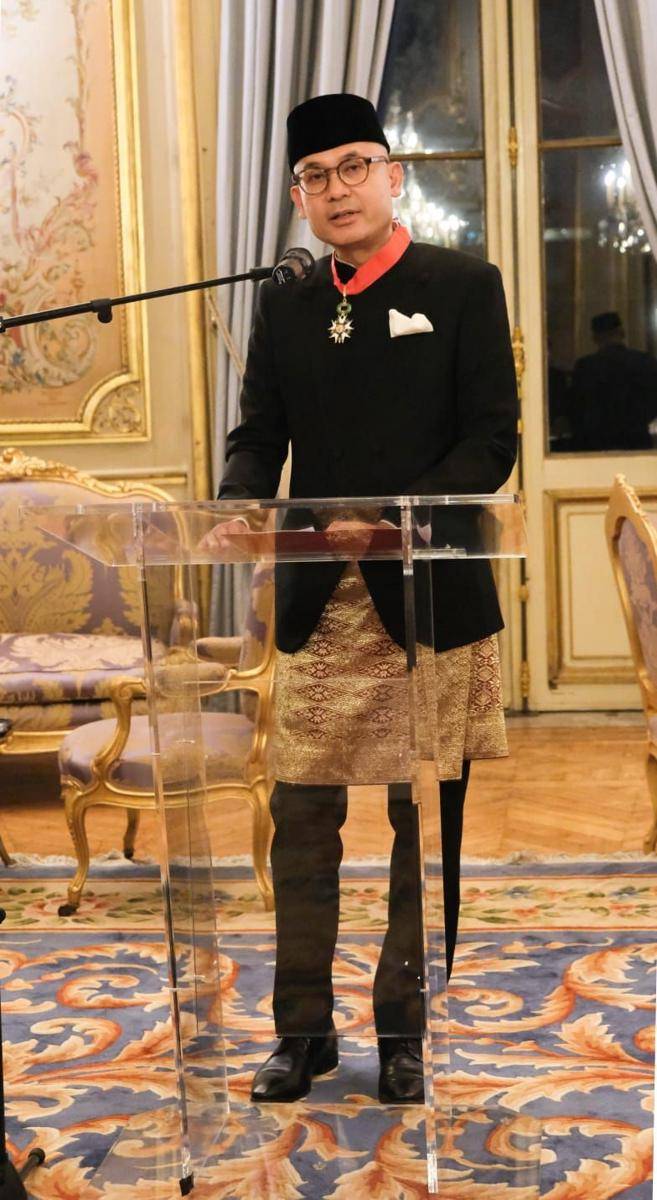 Duta Besar Indonesia untuk Prancis, Arrmanatha Nasir ketika mengucapkan pidato usai menerima penghargaan tertinggi dari Pemerintah Prancis Légion d’Honneur (Dokumentasi KBRI Paris)